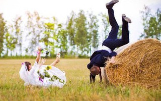 Cõng cô dâu “quá khổ” chụp ảnh cưới, chú rể đau lưng không đứng dậy nổi