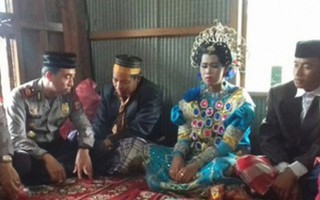 Người làng bắt gặp đang ở cùng nhau trong vườn chôm chôm, hai thanh niên trẻ tuổi bị ép làm đám cưới trong "một nốt nhạc"