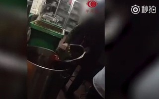 Trung Quốc: Nhà hàng nổi tiếng tái sử dụng một thùng nước lẩu, khách ăn không hết thì đổ vào rồi múc ra cho khách mới