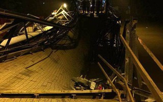 TP.HCM: Sập cầu trong đêm, nhiều xe máy và người rớt xuống sông