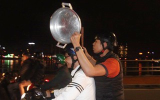 Khi nồi niêu xoong chảo xuống đường, trở thành "nhạc cụ" ăn mừng chiến thắng của U23 Việt Nam!