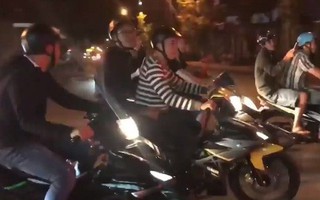Hành động tuyệt đẹp của các chiến sĩ cảnh sát giao thông trước chiến thắng địa chấn của U23 Việt Nam khiến ai cũng khen ngợi nức lời