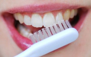 Những thói quen xấu đang âm thầm phá huỷ men răng của bạn mỗi ngày