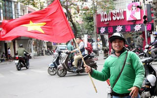 Hà Nội: Người dân ùn ùn kéo đi mua cờ hoa trước trận bóng lịch sử của U23 Việt Nam