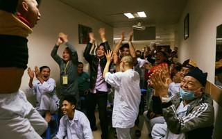 Như quên hết đau ốm, nhiều bệnh nhân nhảy lên sung sướng khi U23 Việt Nam gỡ hòa rồi xuất sắc tiến thẳng vào chung kết