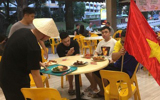 Du học sinh Việt Nam tại Singapore ăn mừng chiến thắng của tuyển U23; lá cờ Việt Nam được giương cao nơi đất khách