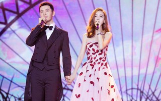 Ghen tỵ với cảnh vợ chồng Huỳnh Hiểu Minh - Angelalaby tình tứ nắm tay ca hát