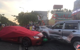 TP.HCM: Ô tô BMW tông gãy cây xanh rồi lao qua bên đường, đâm một loạt ô tô, xe máy khác