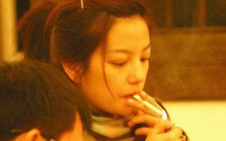 Dù là những mỹ nhân đình đám được vạn người mê nhưng không ít lần họ đánh mất hình tượng vì phì phèo thuốc lá nơi công cộng