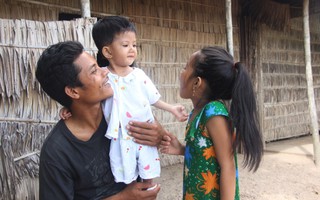 Phép màu đến với bé gái 2 tuổi bị hở van tim, chỉ nặng 6 ký mà mẹ nghèo không có tiền chữa trị