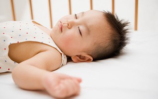 Thấy con luôn đổ mồ hôi trộm khi ngủ cha mẹ đừng lo lắng mà hãy áp dụng ngay biện pháp xử lý này