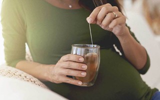 Tết sắp đến mẹ bầu nhớ cân nhắc khi uống những loại đồ uống này để đảm bảo an toàn trong suốt thai kỳ nhé