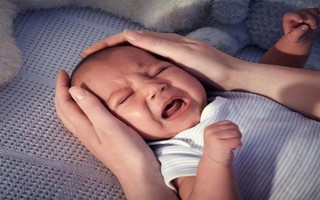 Khi trẻ ngã từ trên giường xuống đất, cha mẹ không nên đỡ trẻ lên luôn mà đây mới chính là điều cần làm
