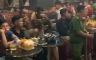 Đột kích vũ trường Đông Kinh, gần 50 dân chơi đang uốn éo trong tiếng nhạc tìm cách phi tang ma túy rồi bỏ chạy tán loạn
