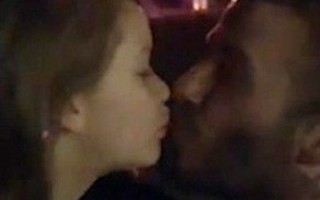 Mặc kệ dư luận "ném đá", David Beckham lại khoe video hôn môi con gái Harper trong đêm giao thừa