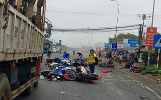 Long An: Xe container tông loạt xe máy đang dừng chờ đèn đỏ, hàng chục người chết và bị thương