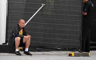 Vì sao HLV Park Hang-seo ngồi thẫn thờ ngoài sân Al Tayer?