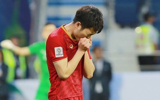 Xuân Trường lặng lẽ nhìn các đồng đội ăn mừng sau chiến thắng lịch sử