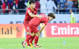 Minh Vương buồn bã khi đá hỏng penalty, nhận ngay màn động viên đáng trân trọng của Quang Hải