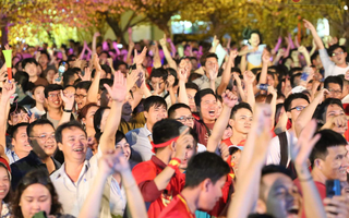 Người dân Hà Nội dừng xe giữa hầm Kim Liên, hò reo ăn mừng sau chiến thắng của đội tuyển Việt Nam