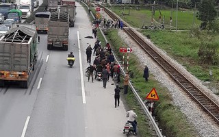 Hải Dương: Xe tải lao vào đoàn đi viếng nghĩa trang liệt sĩ, 8 người tử vong, 5 người nhập viện 