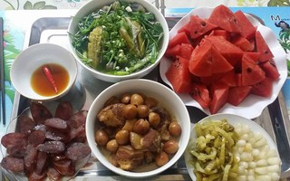 Chồng vào bếp làm mâm cơm thịnh soạn "nhìn là thấy Tết", nhưng chị em lại xuýt xoa hết lời vì điều này