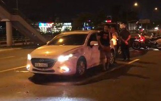 TP.HCM: Nữ tài xế say xỉn lái ô tô gây tai nạn rồi cố thủ trong xe không dám ra ngoài