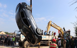 Tìm thấy thi thể bé trai 6 tuổi kẹt trong ô tô khi bố chở cả gia đình lao xuống sông vì mâu thuẫn