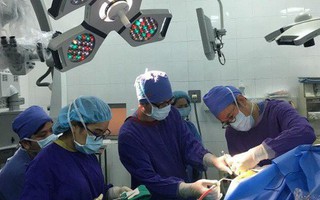 Lần đầu tiên mổ thức tỉnh tại Việt Nam, bệnh nhân vừa phẫu thuật u não vừa... hát quốc ca trên bàn mổ