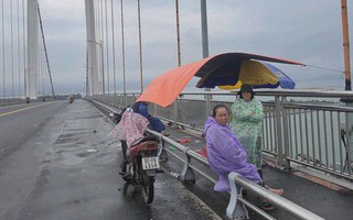 Nghẹn lòng mẹ già đội mưa chờ tìm thi thể con trai trong ngày giáp Tết ở Đà Nẵng