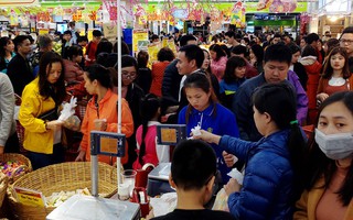 Vừa nhận lương thưởng Tết, người Hà Nội tranh nhau mua sắm, siêu thị đông nghẹt thở lúc tối muộn
