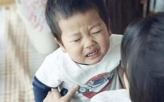 Liên tục hối thúc con nhỏ, hành động tưởng chừng vô hại này lại gây ảnh hưởng nghiêm trọng đến tâm lý và sự trưởng thành của trẻ