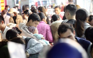 "Siêu thị" vỉa hè Chùa Bộc tắc nghẽn lúc từ nửa đêm vì dòng người chen nhau mua sắm