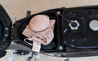 Đi đổ xăng, chàng trai ngượng chín mặt với món "phụ tùng chị em" nhạy cảm nằm trong cốp