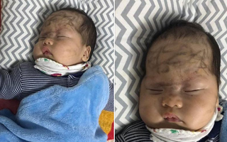 Nhờ con gái 2 tuổi rưỡi trông em trai để đi tắm, bước ra mẹ trẻ hốt hoảng vì cảnh tượng không ngờ