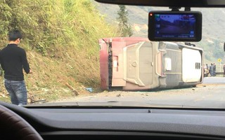 Lào Cai: Xe khách lật khiến một người tử vong, nhiều người bị thương