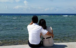 "Ngày đi sinh, bác sĩ gặng hỏi: "Nói thật chị nghe, em có chồng không?"" - tâm sự của người vợ có chồng là lính đảo khiến nhiều người cảm động
