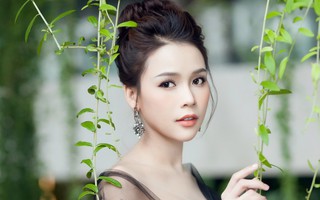 Sam diện váy xuyên thấu gợi cảm, tất bật ghi hình ở nước ngoài ngày đầu năm