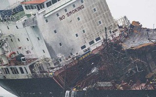 Hé lộ nguyên nhân khiến tàu Việt Nam bùng cháy ở Hong Kong, 2 người vẫn mất tích