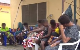 Nigeria: Giải cứu 19 phụ nữ bị bắt cóc hãm hiếp để làm "máy đẻ" trong đường dây "sản xuất trẻ em" với giá chỉ hơn 23 triệu đồng/ em bé