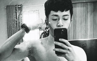 Ngô Kiến Huy gây bất ngờ với cơ bụng 6 múi "căng đét" nhưng không quên nhắc đến BB Trần với danh xưng ngọt ngào