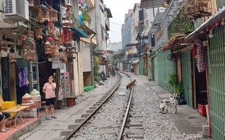 Hà Nội: Cà phê đường tàu bị đóng cửa, phố Phùng Hưng trở nên yên tĩnh lạ lùng