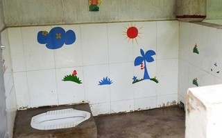Chữa mãi không khỏi bệnh đau họng cho con, bố mẹ hỏi mới biết do bị cô giáo ép ăn nhanh, nếu không phải ăn trong nhà vệ sinh