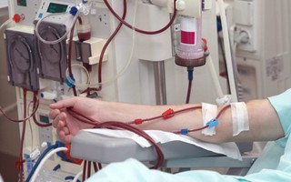 Nữ sinh viên thường xuyên thức khuya và từ chối kiểm tra sức khỏe, hậu quả khiến người mẹ phải hiến thận cho mình
