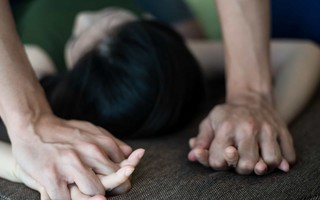 Biết con gái bị xâm hại từ nhỏ, bố không báo cảnh sát còn giở trò đồi bại, xúi giục nạn nhân tham gia kế hoạch "đổ vỏ"
