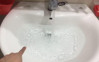 Hà Nội: Người dân "kêu trời" vì nguồn nước sinh hoạt có mùi lạ, nồng nặc hóa chất không rõ nguyên nhân