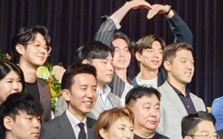 Đi dự đám cưới bạn thân, cặp đôi "Yêu tinh - Thần chết" Gong Yoo và Lee Dong Wook bắn tim đáng yêu, chiếm trọn "spotlight" của cô dâu chú rể
