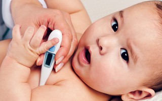 Dùng nhiệt kế hồng ngoại, bà mẹ được phen "hú vía" khi con bình thường mà nhiệt kế báo sốt trên 38 độ