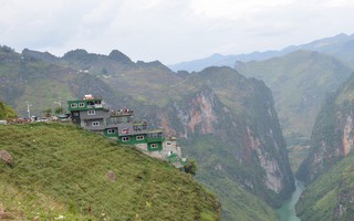 Công trình sai phạm Panorama bất ngờ phủ xanh trên đèo Mã Pí Lèng, địa phương nói phải chờ xử lý