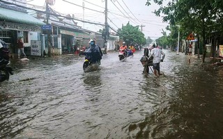 Bình Dương: Nước cống bất ngờ trào lên sau mưa lớn, đường biến thành sông khiến người dân bì bõm lội nước về nhà